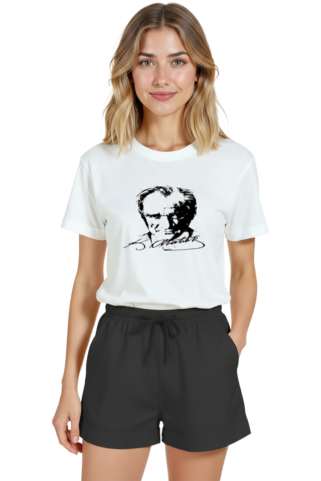 Kadın Beyaz Relaxed Fit %100 Pamuk Tişört – Atatürk İmza Stili Portre Baskılı