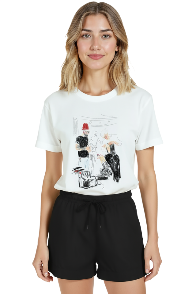 Kadın Beyaz Relaxed Fit %100 Pamuk Tişört – Çizgisel Kuaför Sahnesi Baskılı