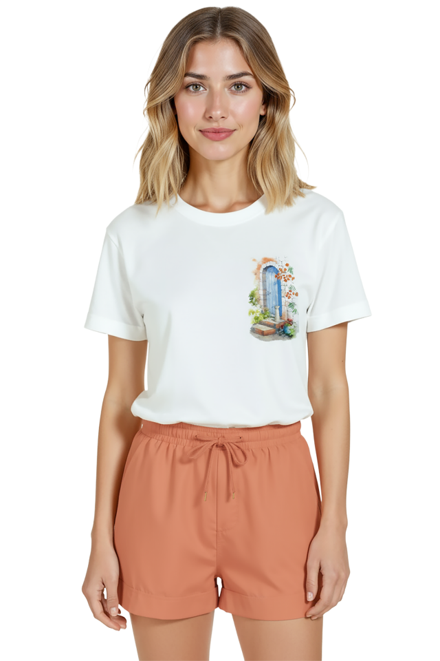 Kadın Beyaz Relaxed Fit %100 Pamuk Tişört – Suluboya Mavi Kapı & Bahçe Basamak Baskılı