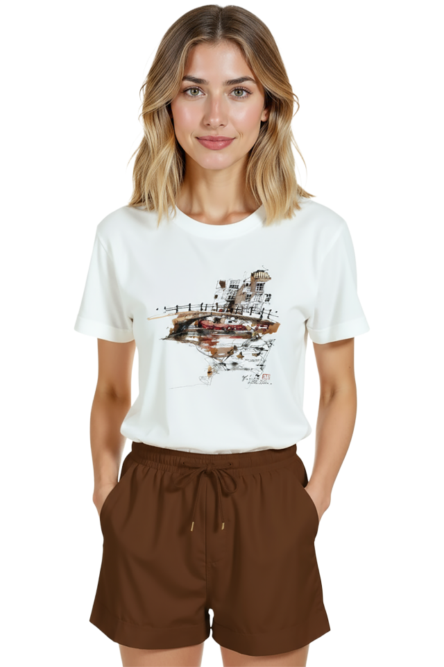 Kadın Beyaz Relaxed Fit %100 Pamuk Tişört – Suluboya Köprü & Liman İllüstrasyonlu