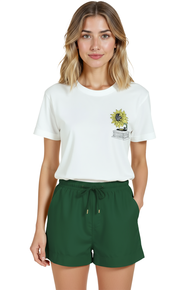 Kadın Beyaz Relaxed Fit %100 Pamuk Tişört – Ayçiçeği Gramofon Minyatür Baskılı