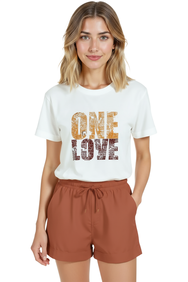 Kadın Beyaz Relaxed Fit %100 Pamuk Tişört – ONE LOVE Tipografi & Mozaik Baskılı