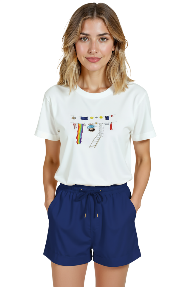 Kadın Beyaz Relaxed Fit %100 Pamuk Tişört – Çamaşır İpi & Renkli Suluboya Kompozisyonlu