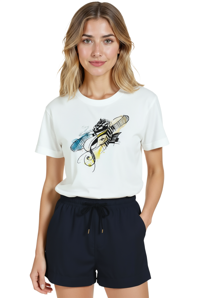 Kadın Beyaz Relaxed Fit %100 Pamuk Tişört – Mürekkep & Suluboya Müzik Notası Baskılı