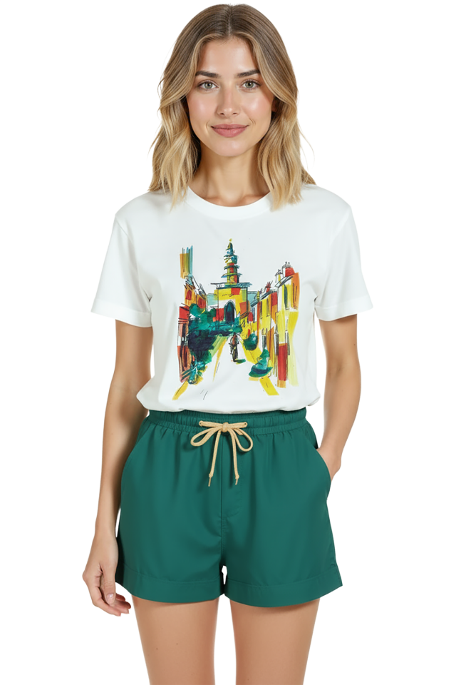 Kadın Beyaz Relaxed Fit %100 Pamuk Tişört – Renkli Sokak ve Kule Suluboya Baskılı