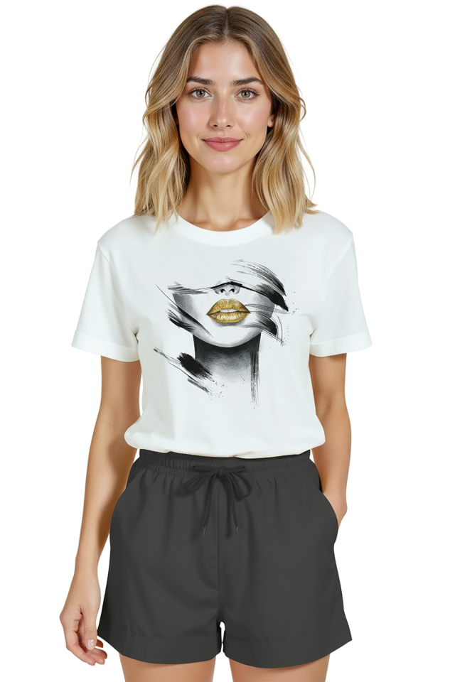 Kadın Beyaz Relaxed Fit %100 Pamuk Tişört – Altın Ruj & Mürekkep Fırça İzleri Baskılı