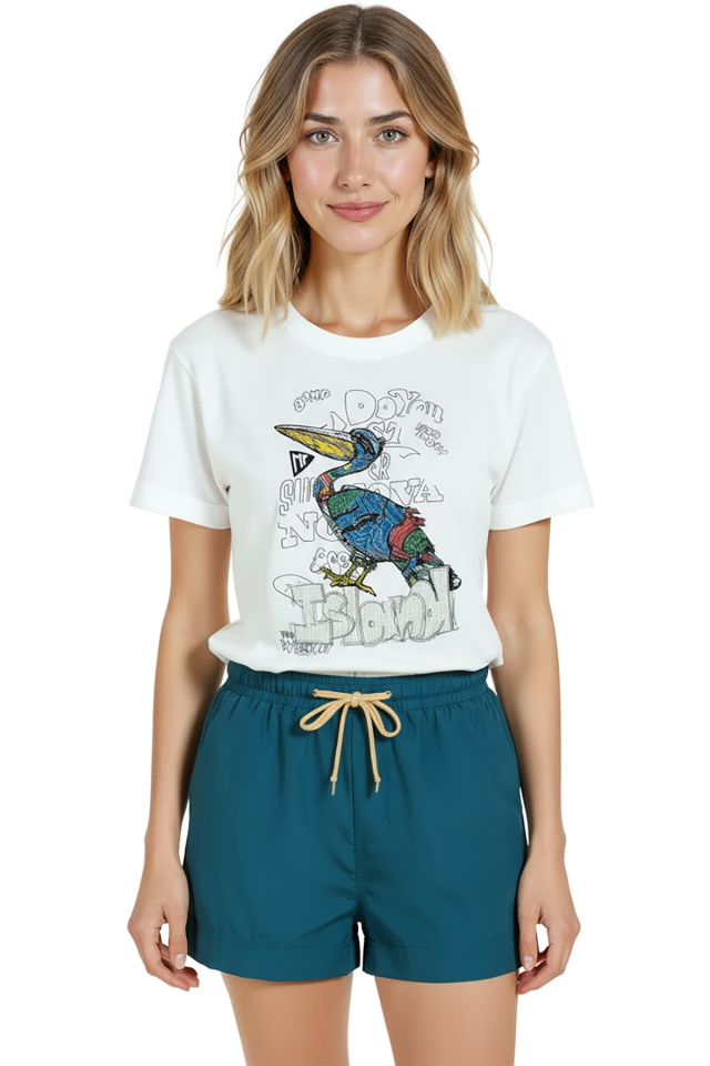 Kadın Beyaz Relaxed Fit %100 Pamuk Tişört – Suluboya & Patchwork Kuş Baskılı