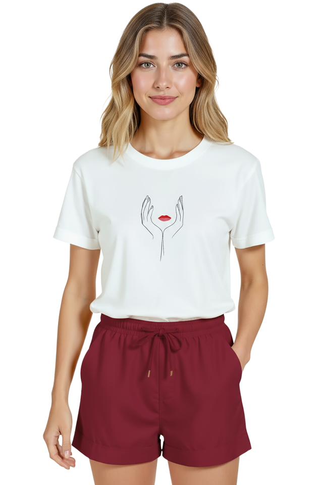 Kadın Beyaz Relaxed Fit %100 Pamuk Tişört – İnce Line‑Art Eller & Kırmızı Dudak Baskılı