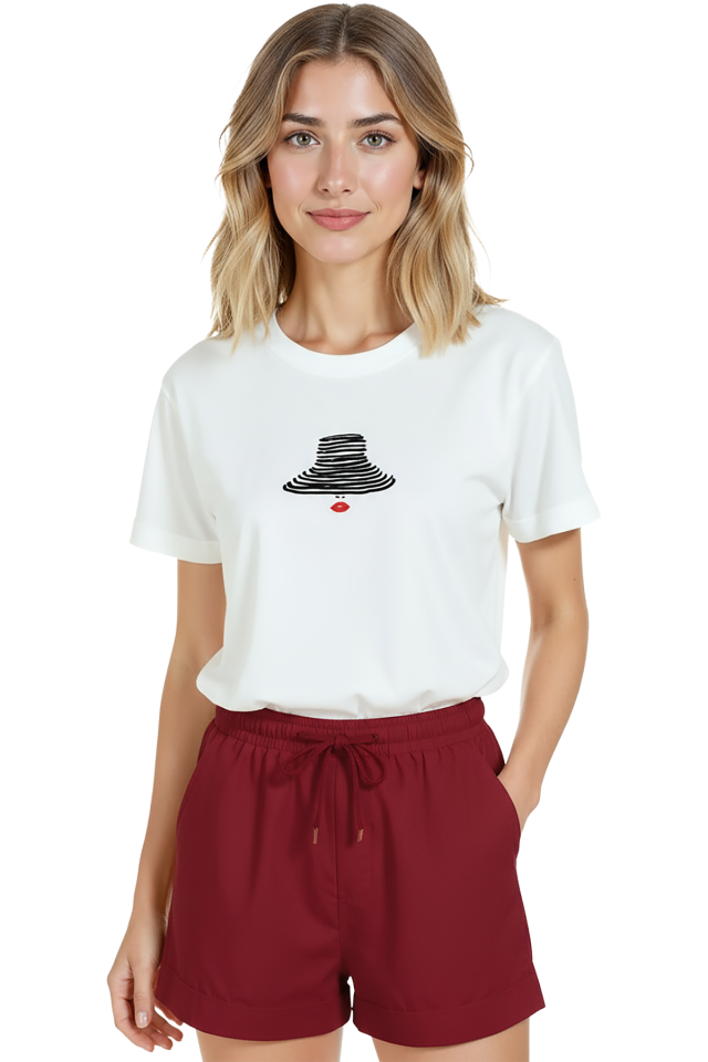 Kadın Beyaz Relaxed Fit %100 Pamuk Tişört – Şapka ve Kırmızı Ruj Baskılı