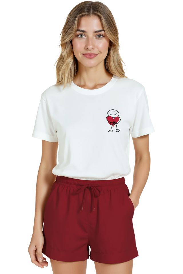 Kadın Beyaz Relaxed Fit %100 Pamuk Tişört – Kalp Sarılma & Minimal Karakter Baskılı