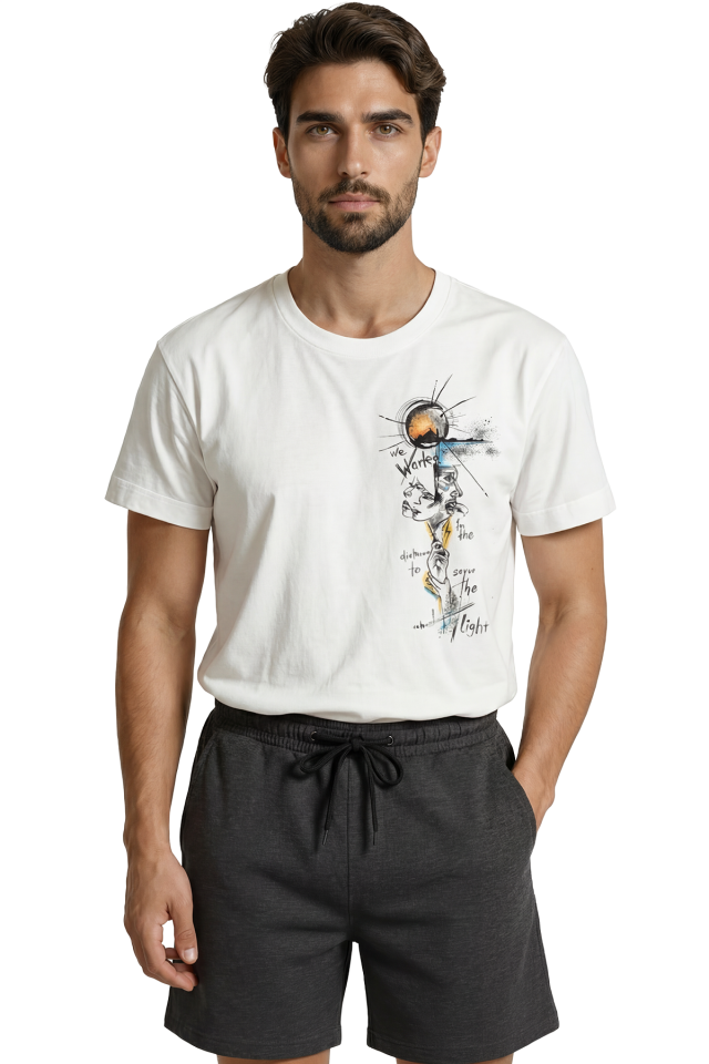 ''We Work in the Dark'' Mottolu ve Sanatsal Figürlü Premium Erkek Tişört