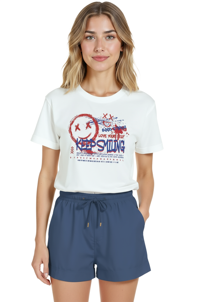 Kadın Beyaz Relaxed Fit %100 Pamuk Tişört – Grafiti “Keep Smiling” & Sokak Tipografi Baskılı