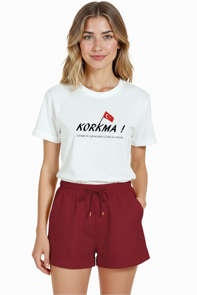 Kadın Beyaz Relaxed Fit %100 Pamuk Tişört – KORKMA! Türk Bayrağı Baskılı