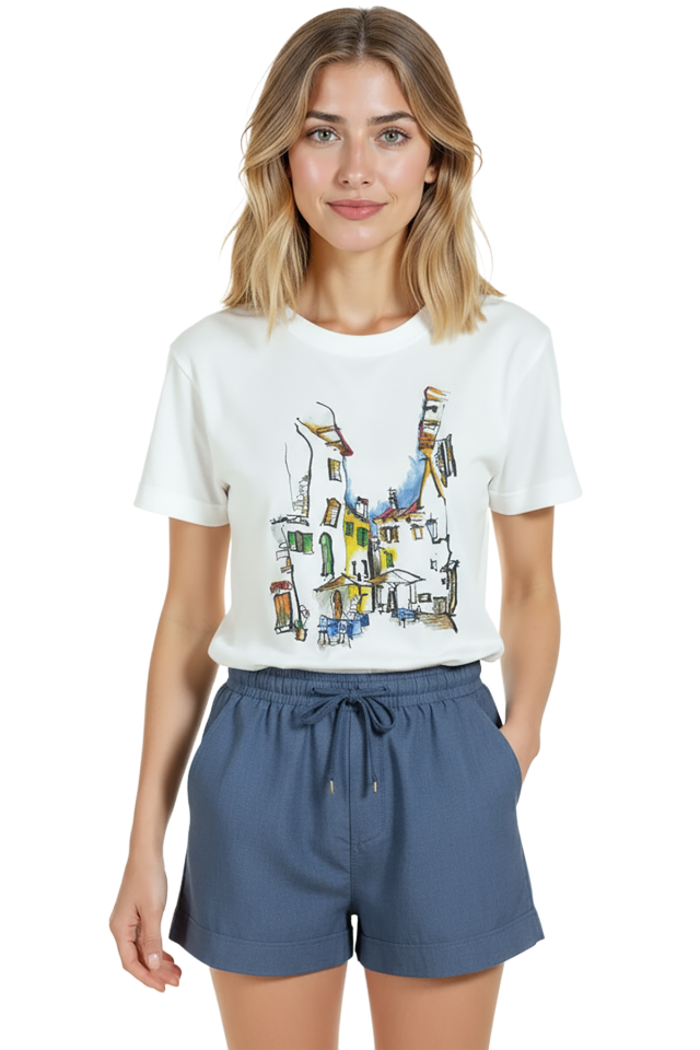 Kadın Beyaz Relaxed Fit %100 Pamuk Tişört – Sokak Kafeleri & Renkli Evler Baskılı