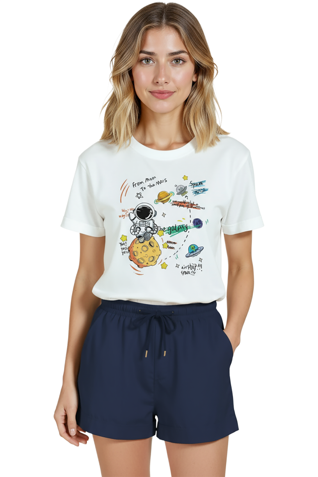 Kadın Beyaz Relaxed Fit %100 Pamuk Tişört – Doodle Astronot & Uzay Baskılı