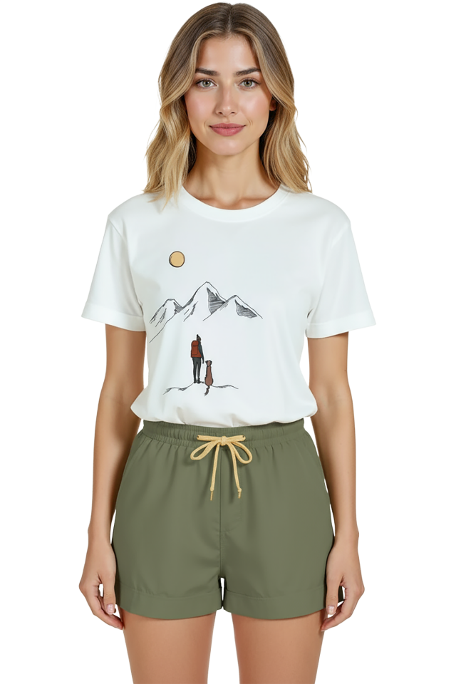 Kadın Beyaz Relaxed Fit %100 Pamuk Tişört – Dağcı & Köpek İllüstrasyonlu